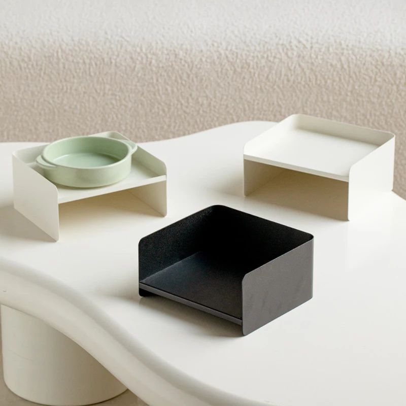 The Pet Bowl Is Made Of Metal, With A Ceramic Base And High Legs To Protect The Cat's Cervical Spine. It Can Be Used As A Dog Bowl Or Cat Bowl, And Also As A Water Bowl For Pets.